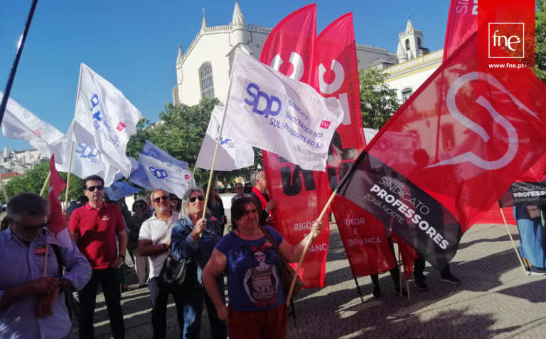Professores concentrados em Évora prometem não cruzar os braços e continuar a luta (LUSA)